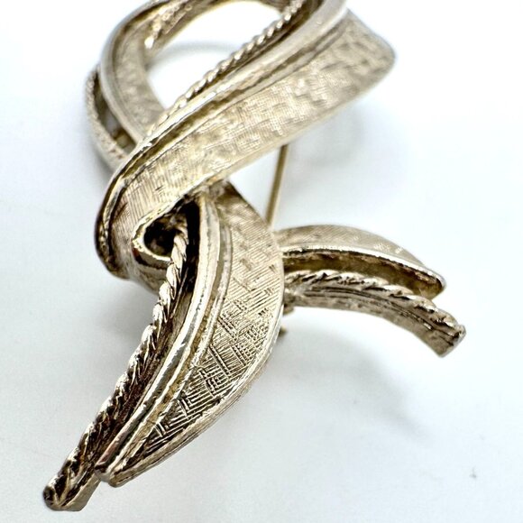 Vintage ART Silvertone Texture Ribbon Brooch Pin Jewelry Accessory 29 Gram Wt - Picture 7 of 8